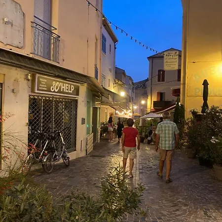 T2 Coquet Plein Centre Vue Mer Exceptionnelle. Le Lavandou