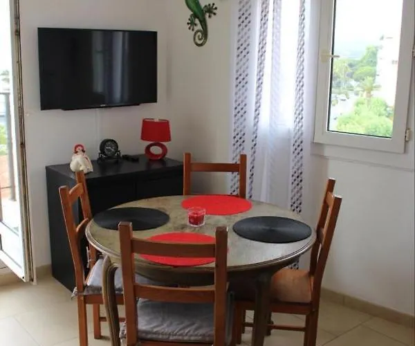 Appartement T2 Coquet Plein Centre Vue Mer Exceptionnelle. Le Lavandou